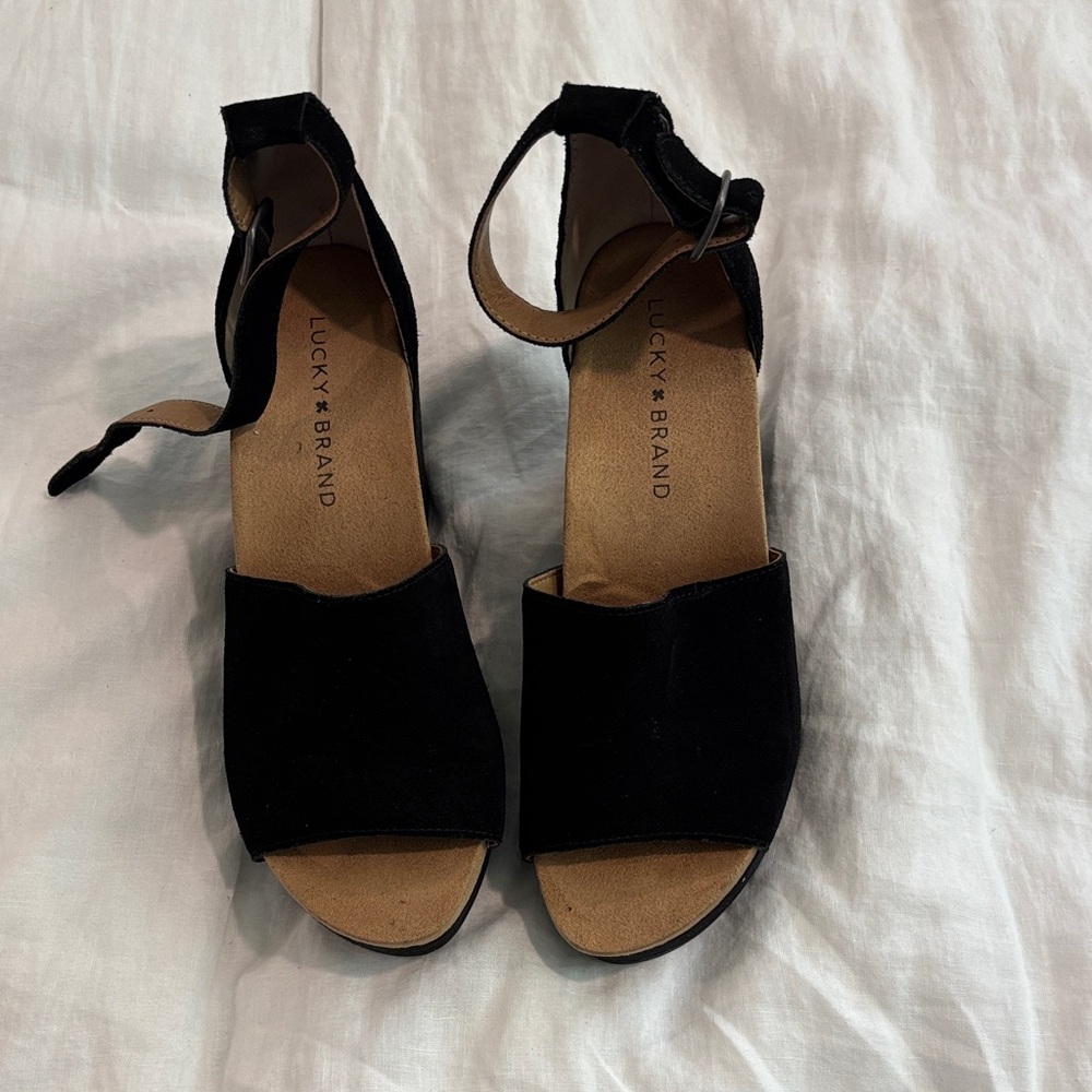 Lucky Brand Women's Black and Tan Sandals